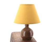 Lampe boule en grès de Guy Baudat, abat jour jaune, années 70