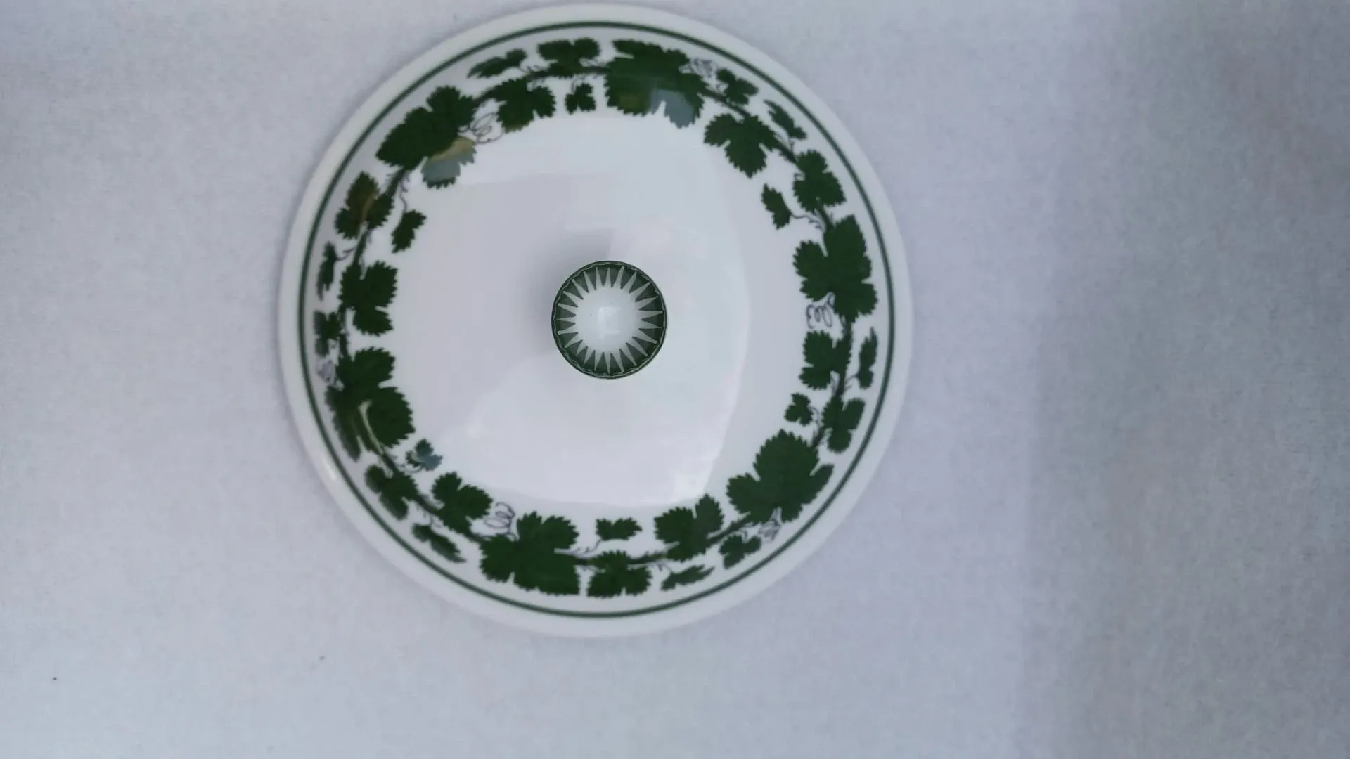 Vintage Meissen porcelain bonbonniere / lidded sugar bowl with vine leaf design, 1930s