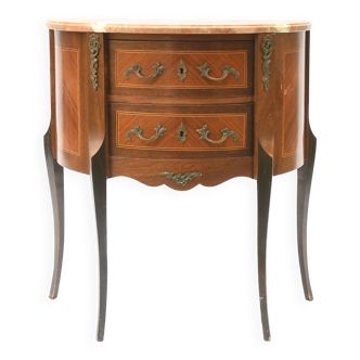 Petite commode à façade galbée en marqueterie