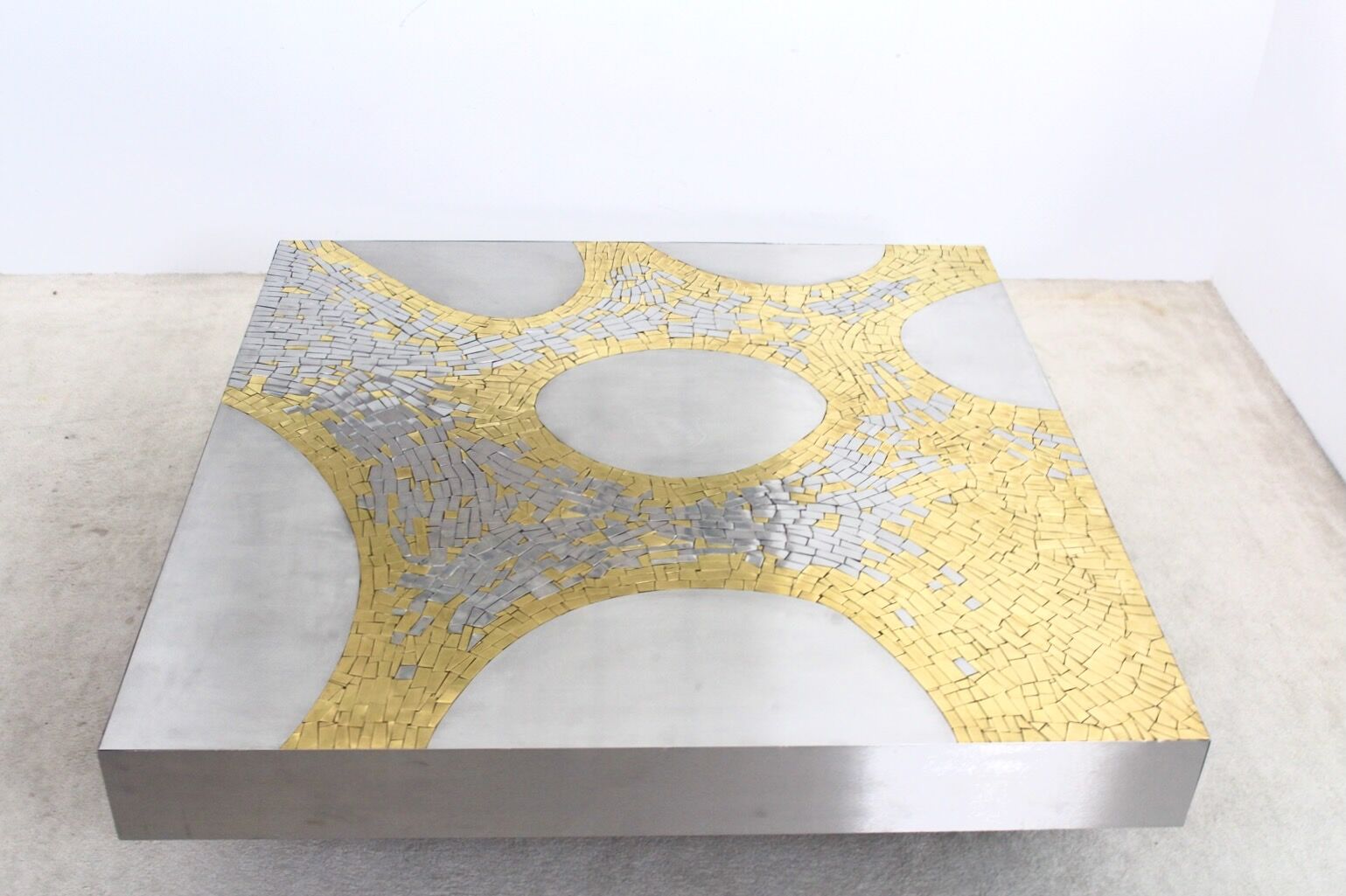 Table basse en acier inoxydable et laiton par Jean Claude Dresse