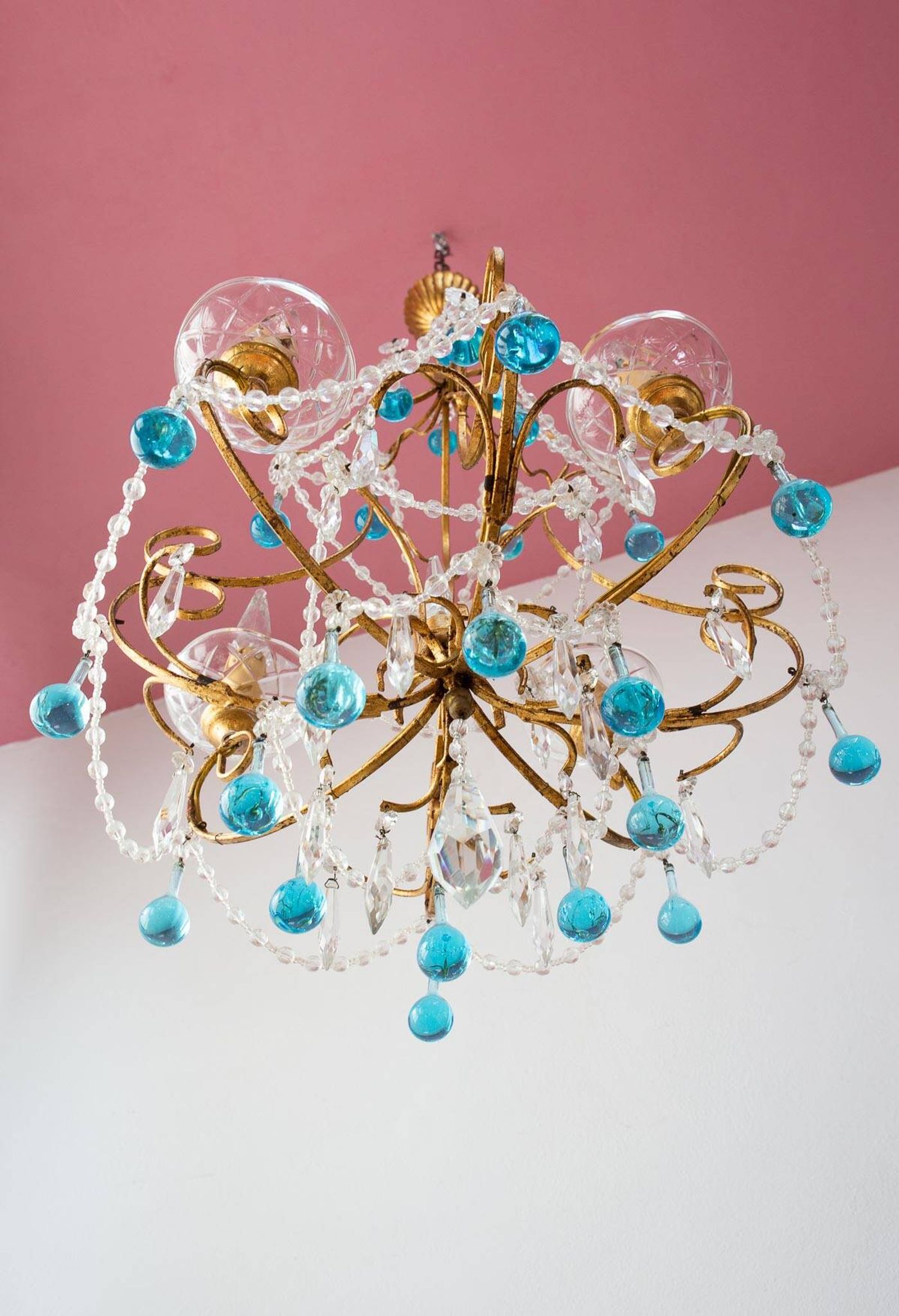 Italian chandelier in gold metal and blue crystal drops