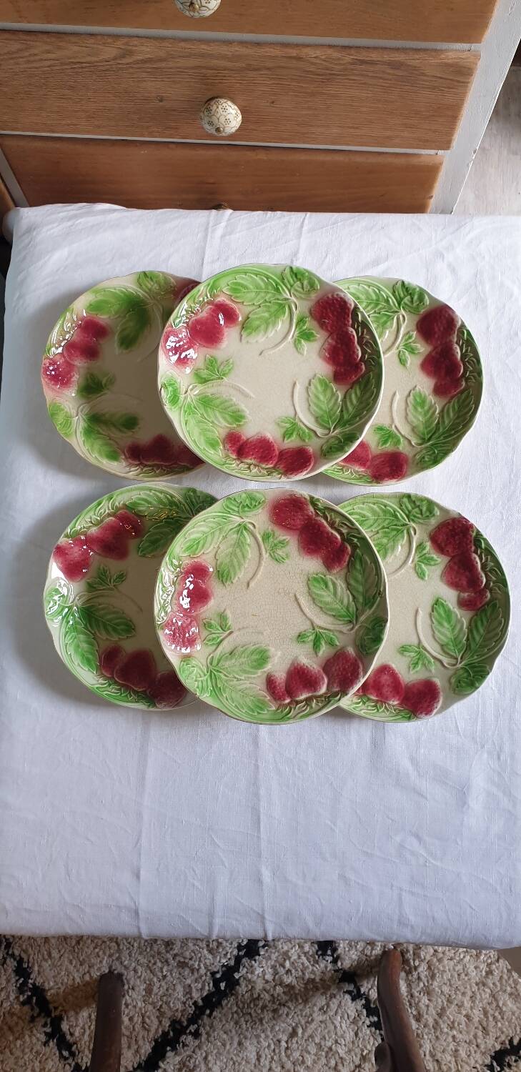 Six assiettes en barbotine décor fraises
