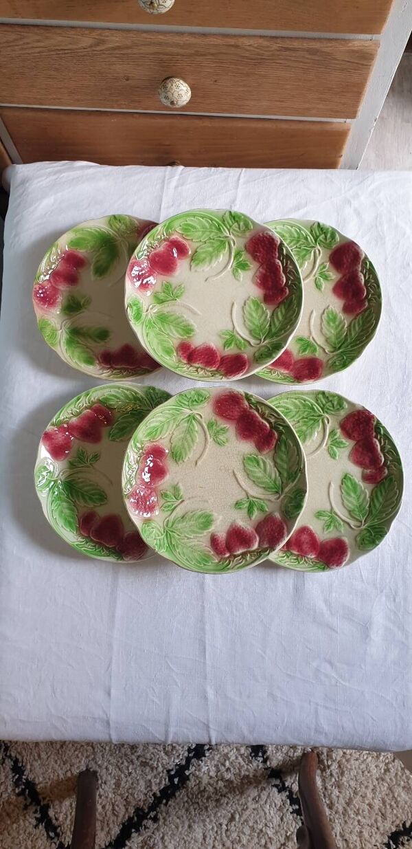 Six assiettes en barbotine décor fraises