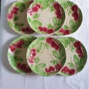 Six assiettes en barbotine décor fraises