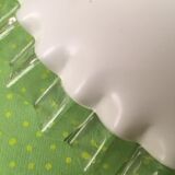 Abat-jour ancien en opaline blanche et bordure en verre transparent