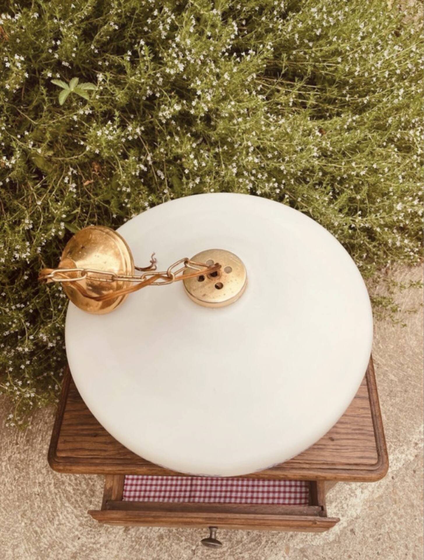 Suspension in opaline milk glass
