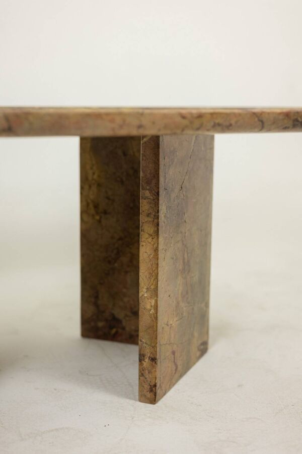 Table basse rectangulaire en marbre Sarrancolin. Travail contemporain