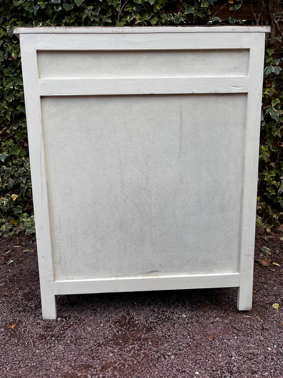 Vintage white sideboard with 2 doors and 2 drawers