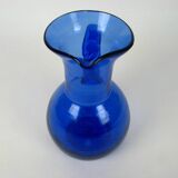 Pichet bleu en verre soufflé artisanal