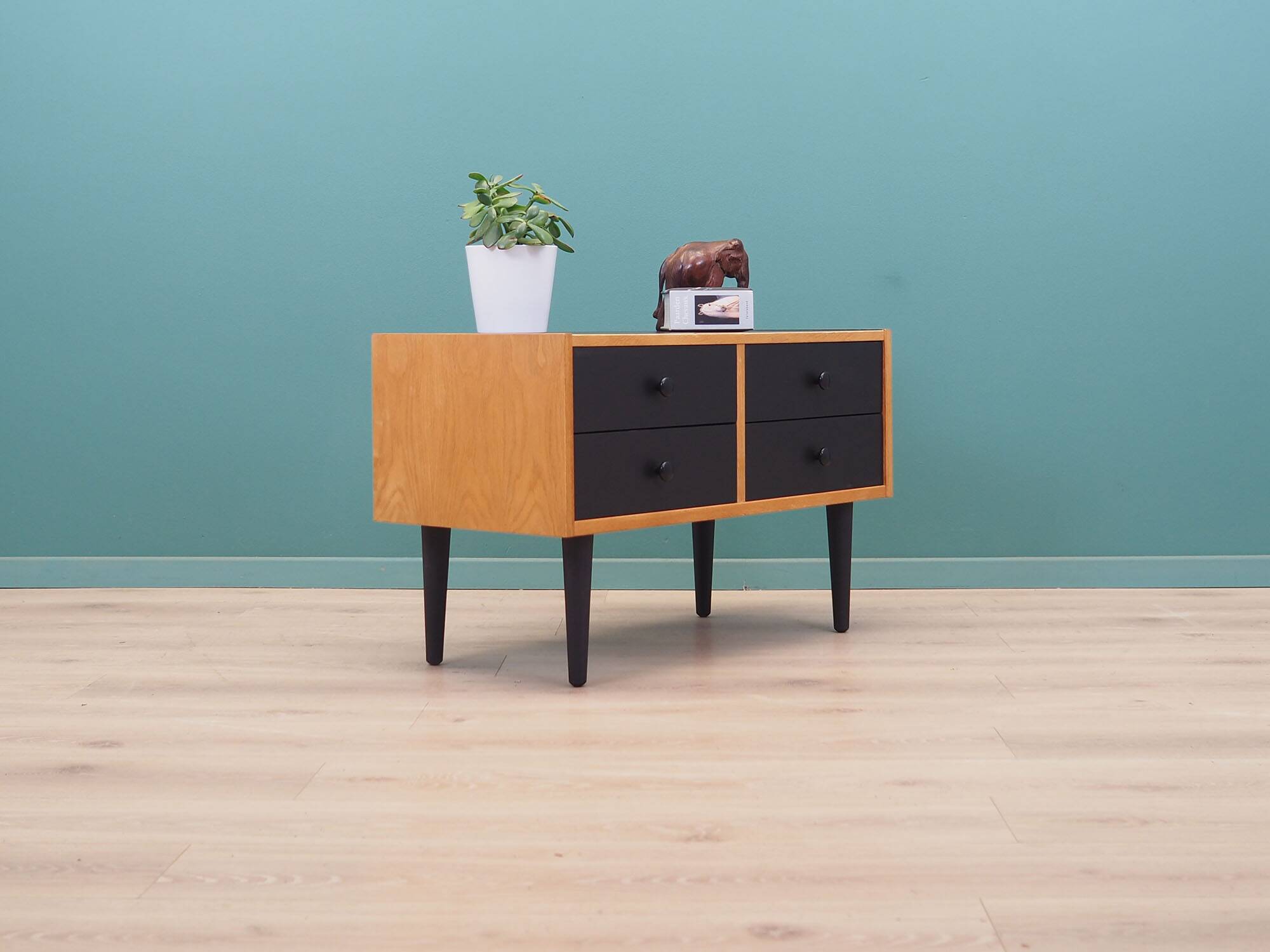 Commode en frêne, design danois, années 70, production : Danemark