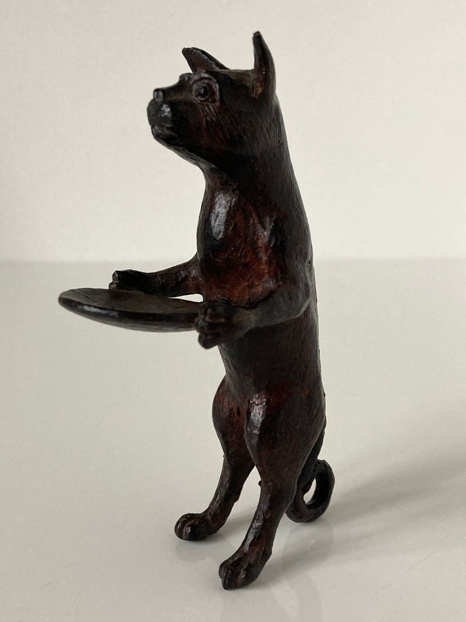 Pockets in the shape of a servant cat in bronze of reddish-brown patina