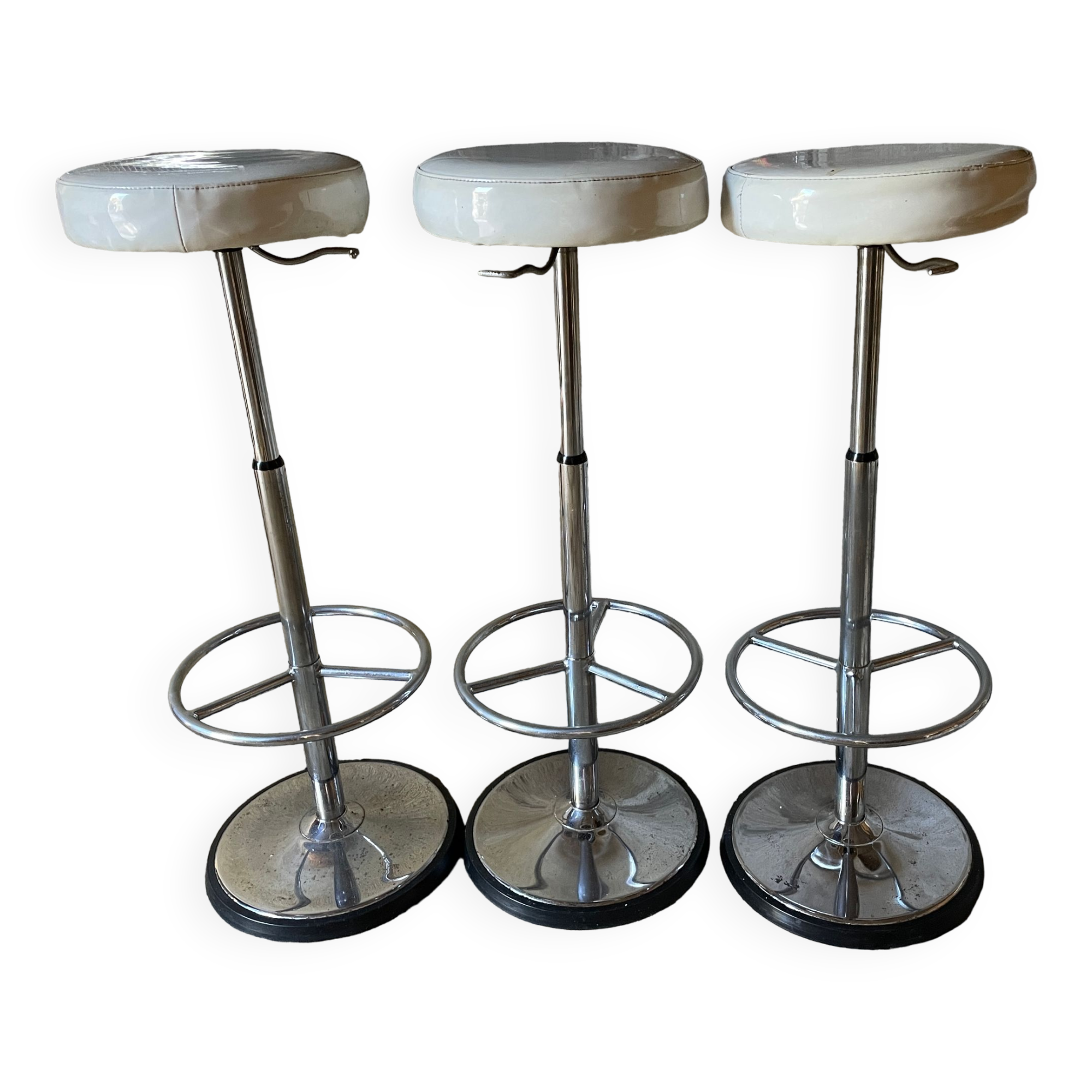 Height adjustable bar stool