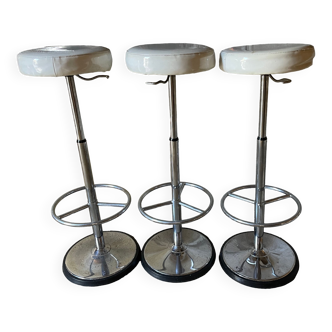 Height adjustable bar stool