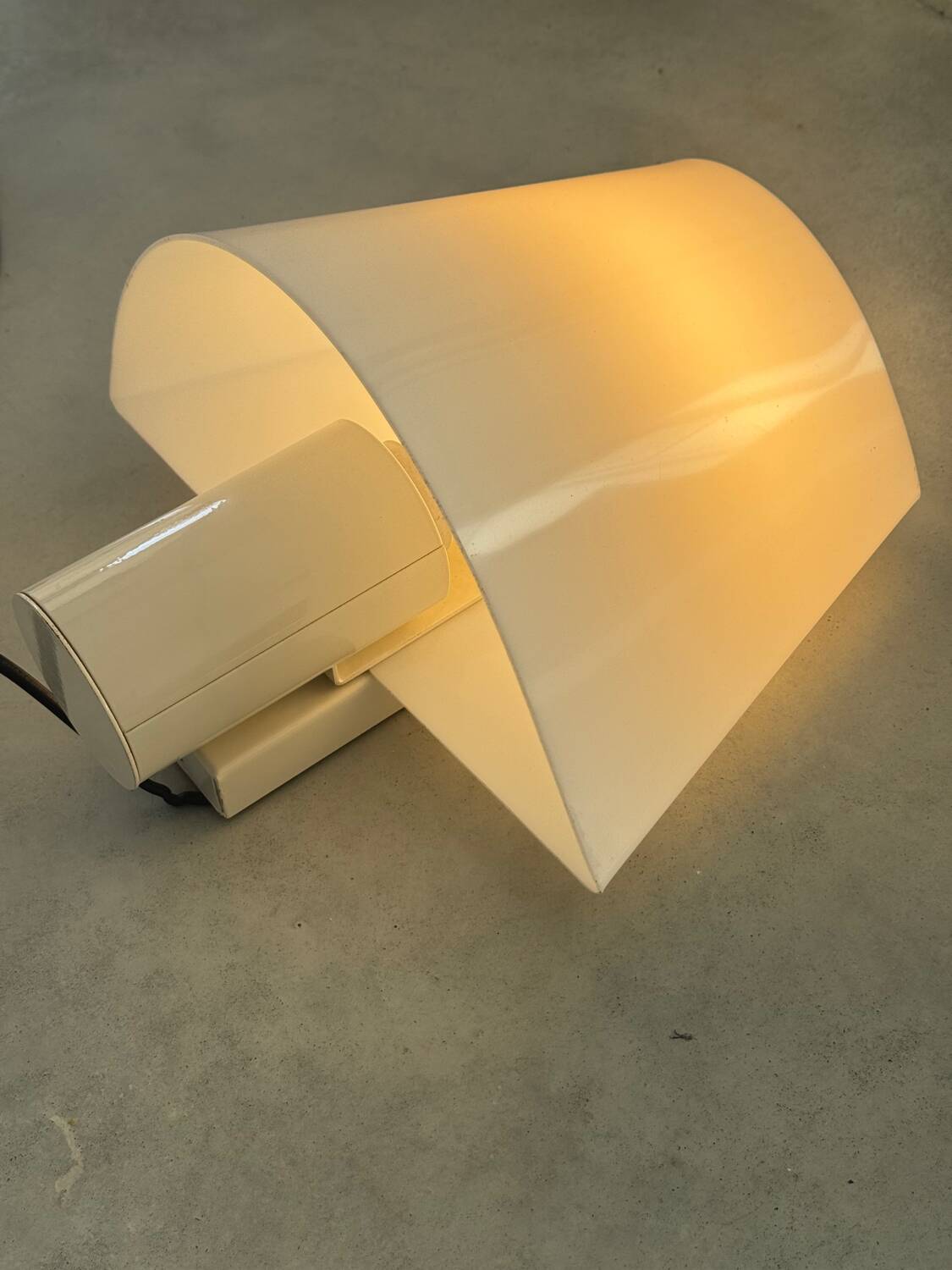 Lampe applique harvey guzzini design italien des années 1970