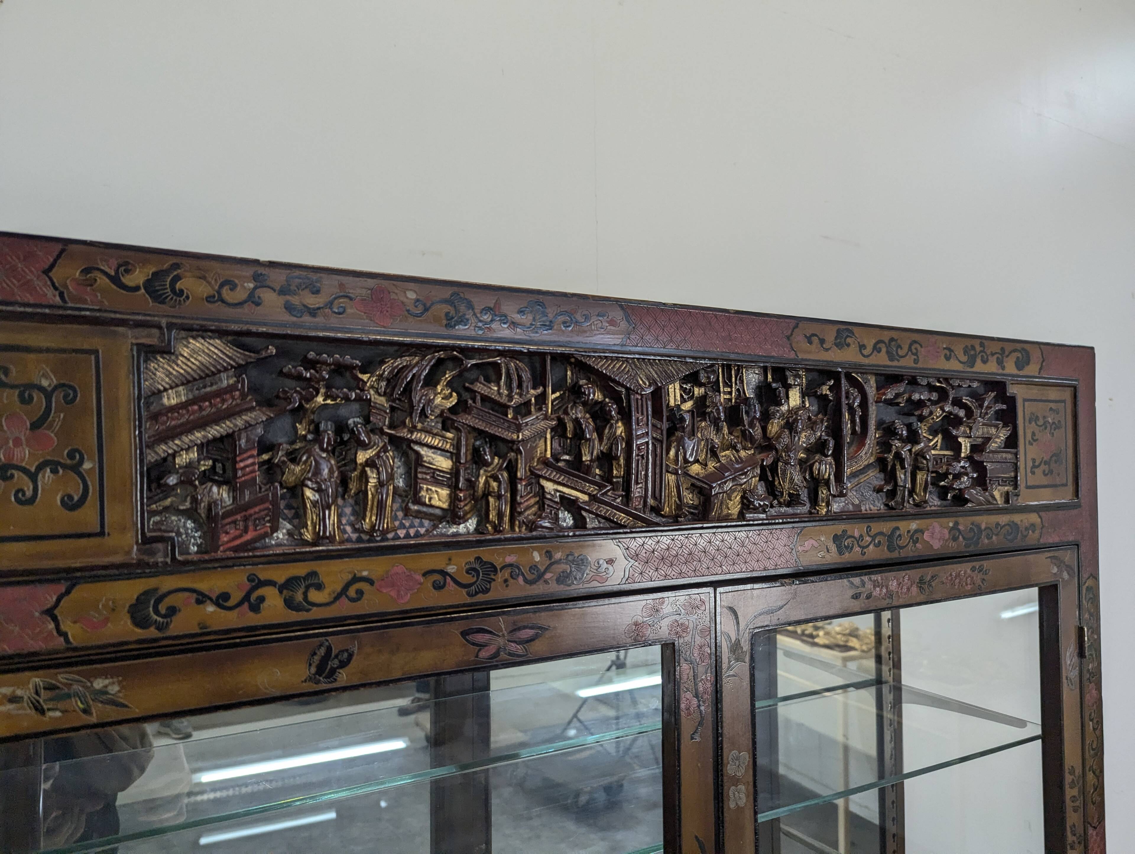Vitrine cabinet chinois richement sculpté du début XXème