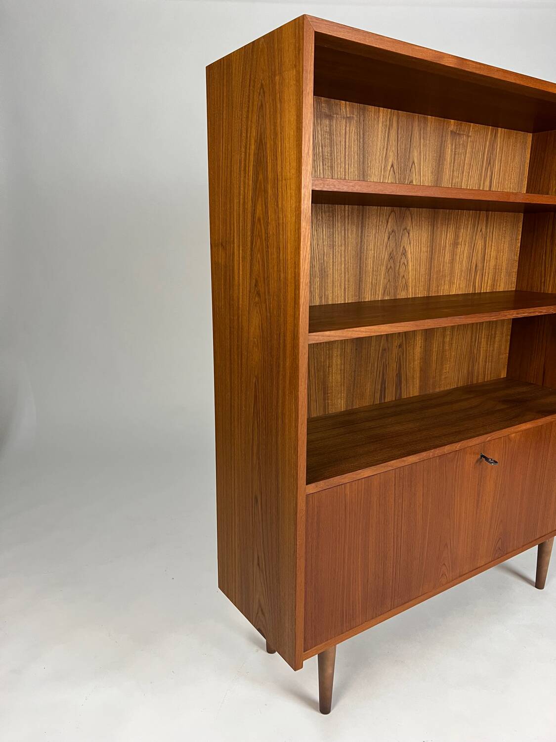 Buffet haut vintage Schrank, design danois, années 1960, milieu du siècle