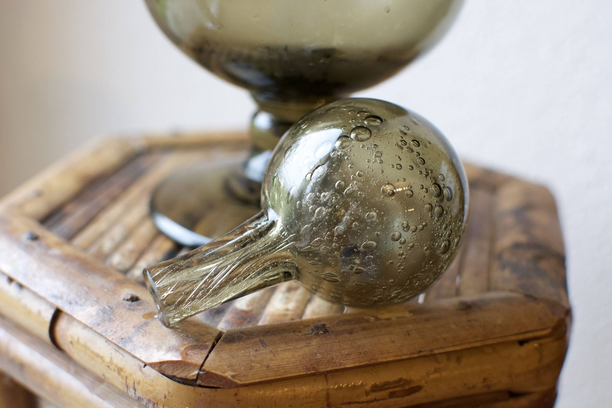 Carafe sur pieds en verre soufflé