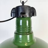 Lampe à suspension industrielle en émail vert, années 1960