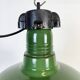 Lampe à suspension industrielle en émail vert, années 1960