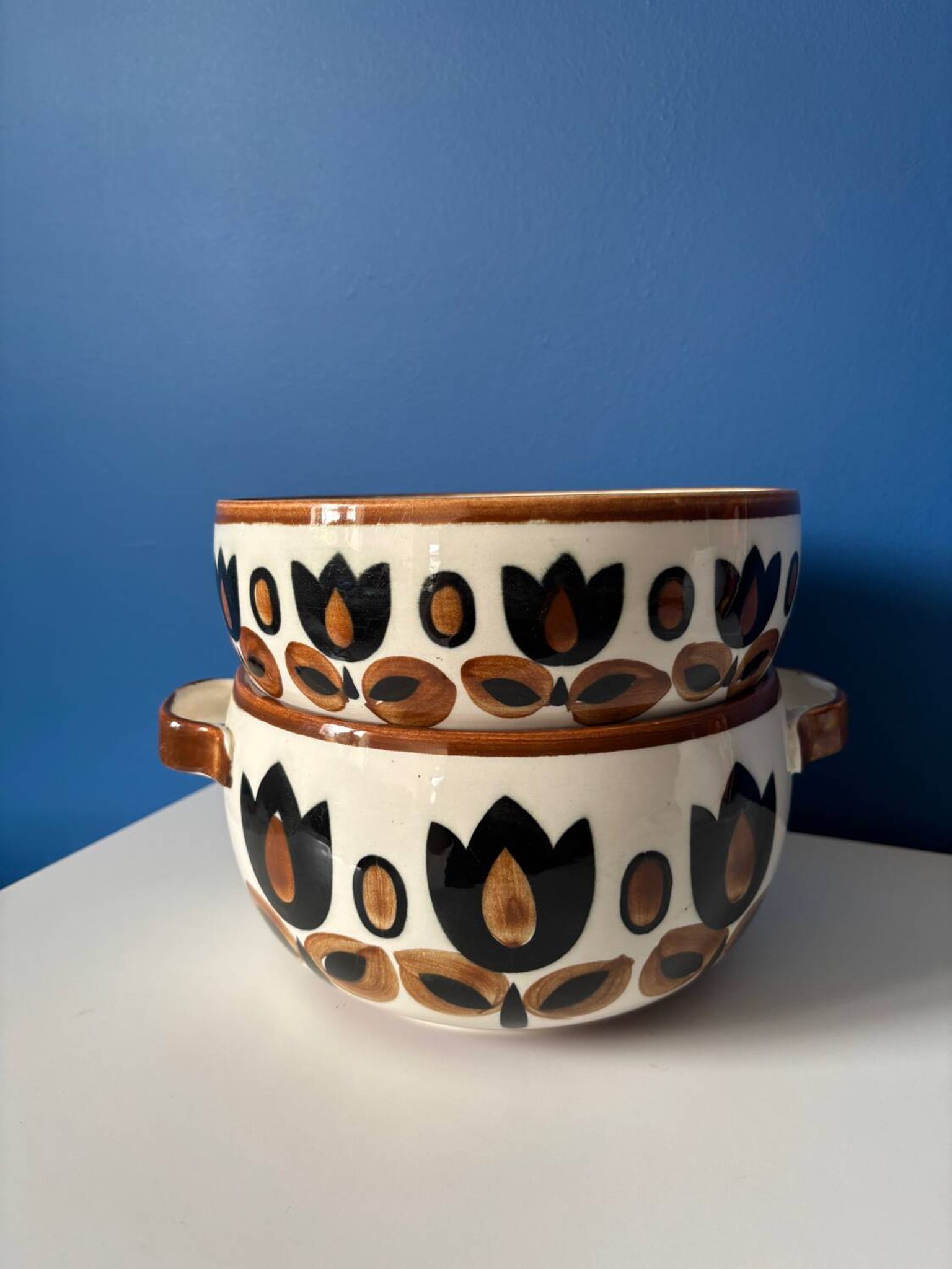 Set of Boch La Louvière salad bowls and dishes, Kimono model, 1970