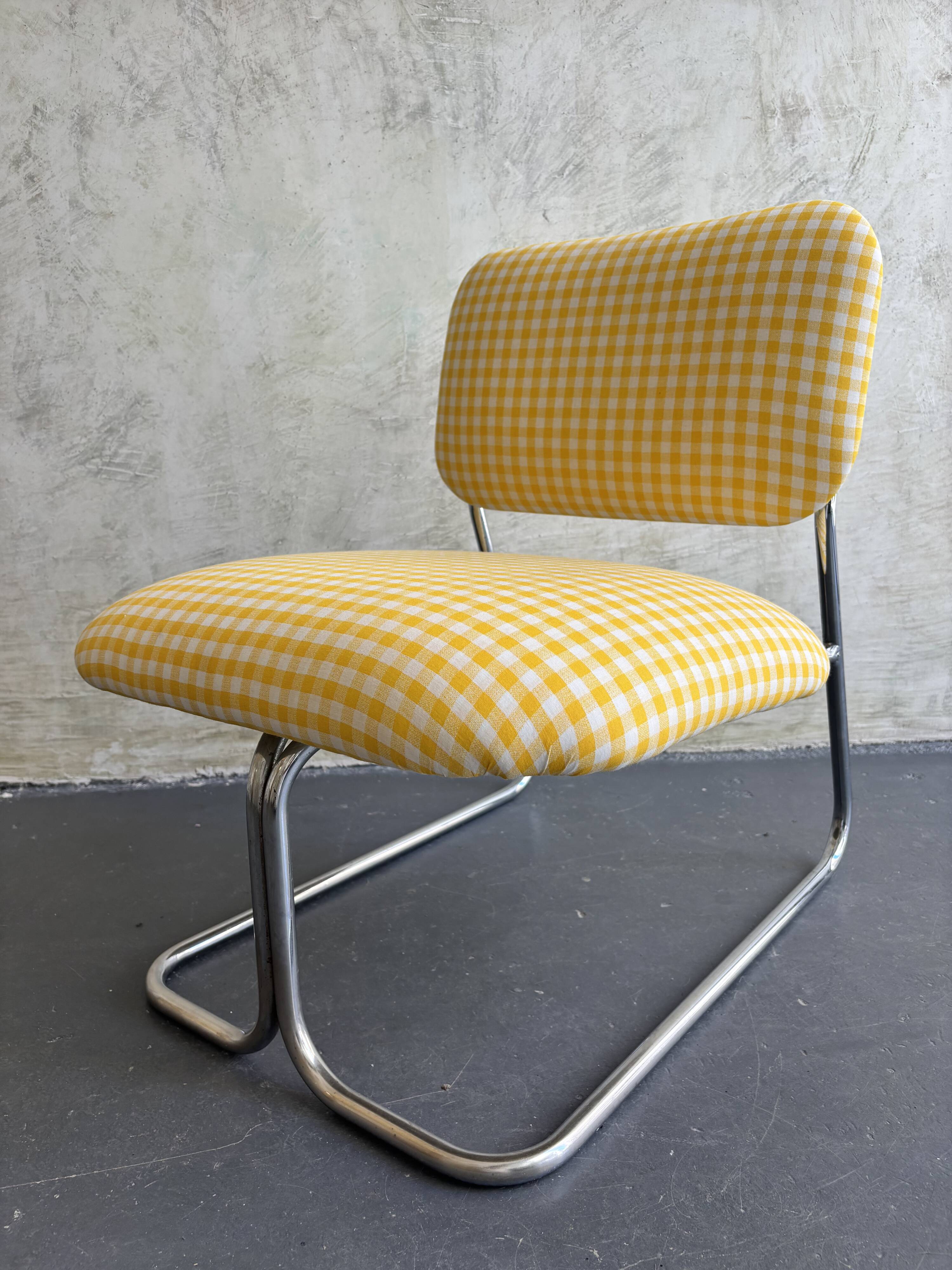 Fauteuil à carreaux vichy.