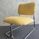 Fauteuil à carreaux vichy.