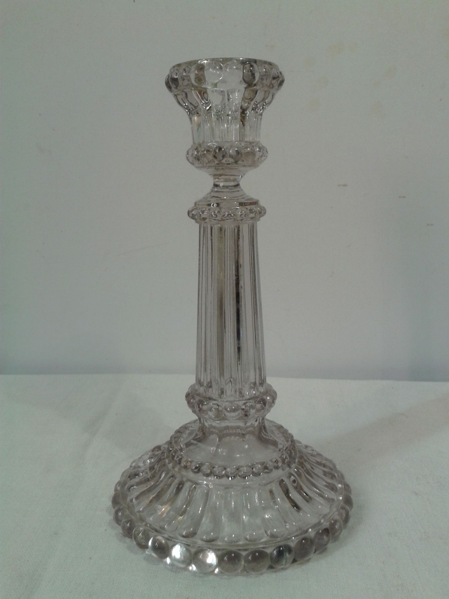 Bougeoir ancien en verre pressé-moulé fin  XIXe