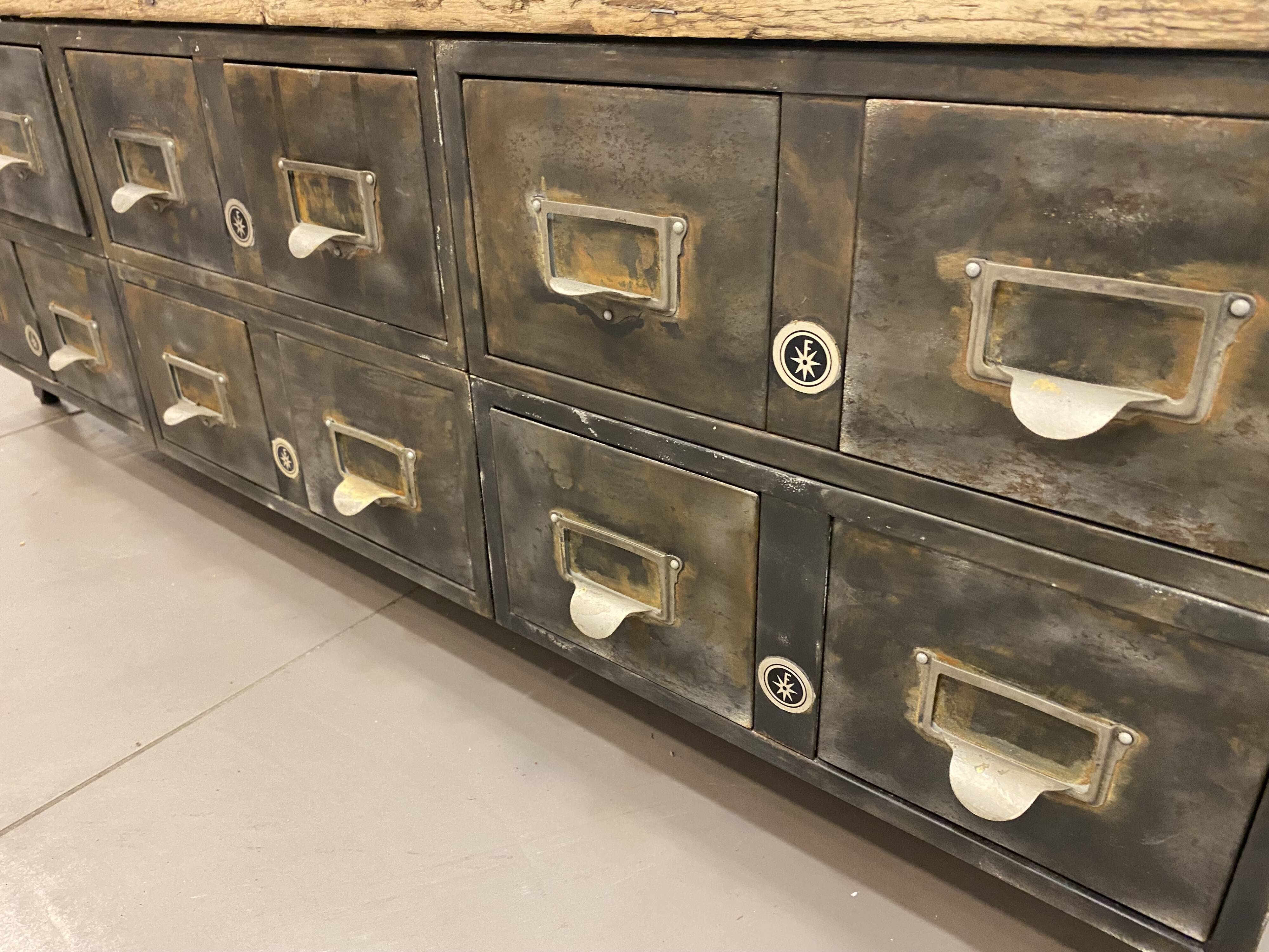 Meuble bas 12 tiroirs en métal et bois