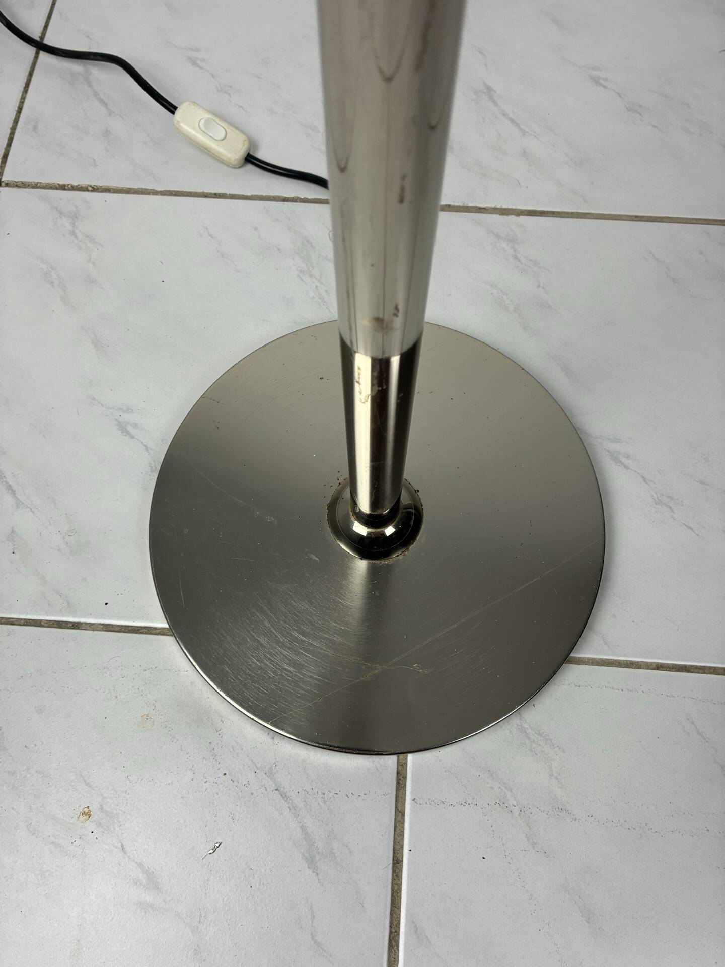 Lampe de sol vintage en chrome avec 12 lumières.