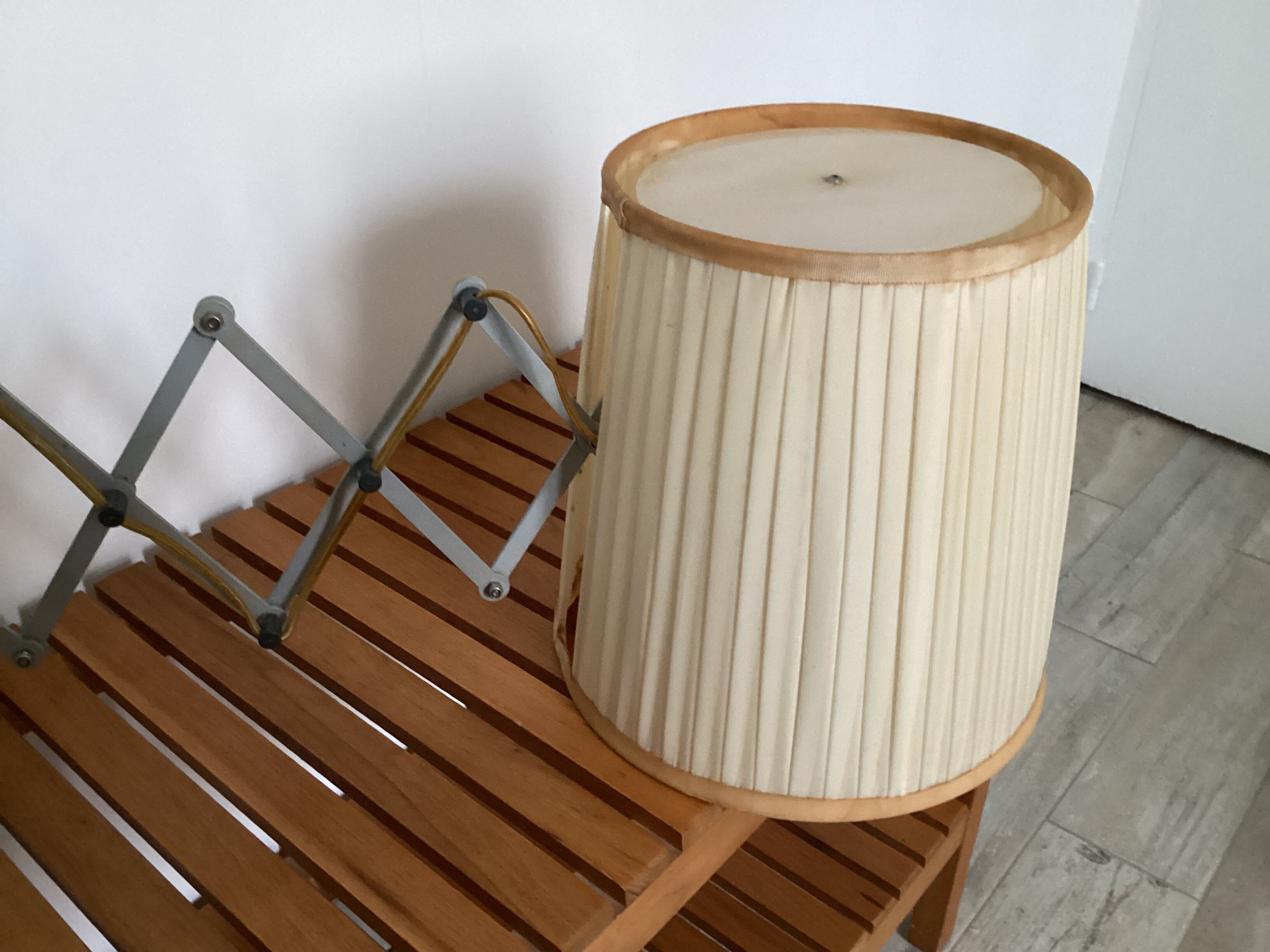 Articulated wall light