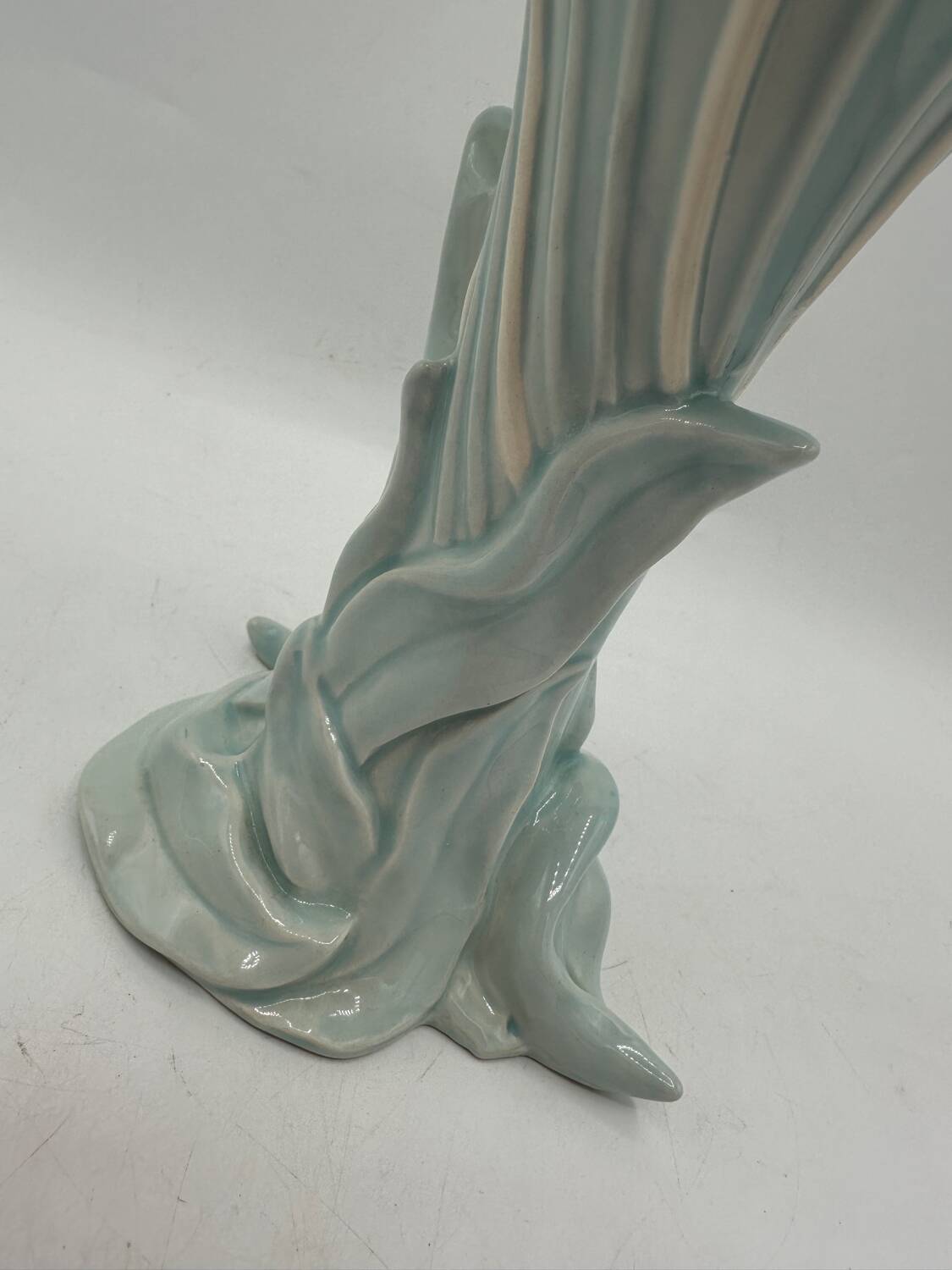 Vase tulipe en barbotine