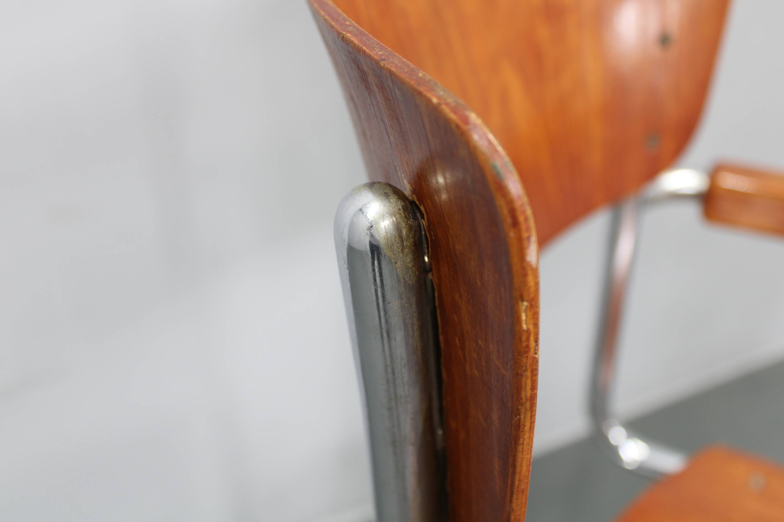 Bauhaus cantilever armchair in chrome tubular steel and beech, 1930s