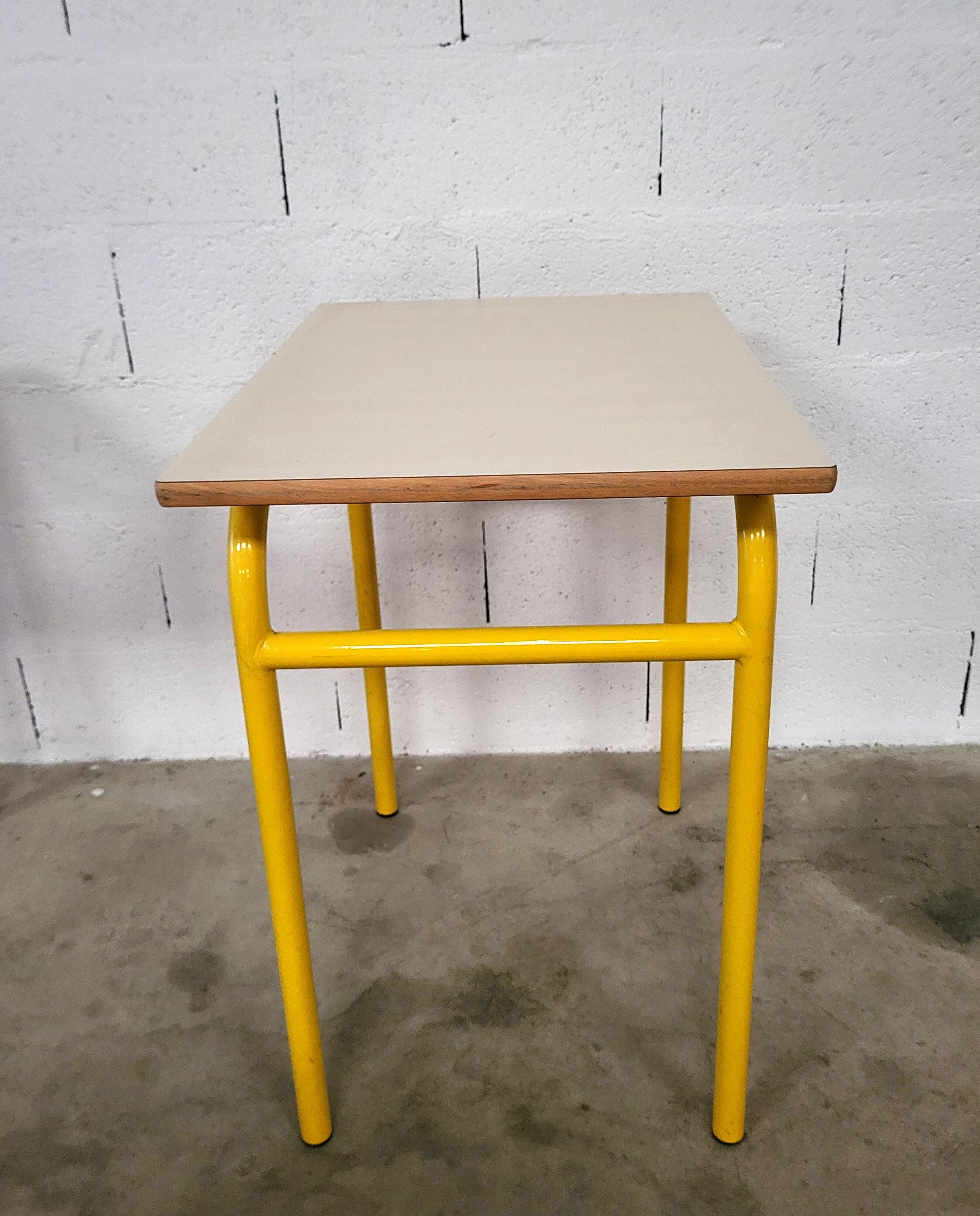 40 Yellow, red school desks and desks from the 80s/90s