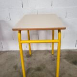 40 Yellow, red school desks and desks from the 80s/90s