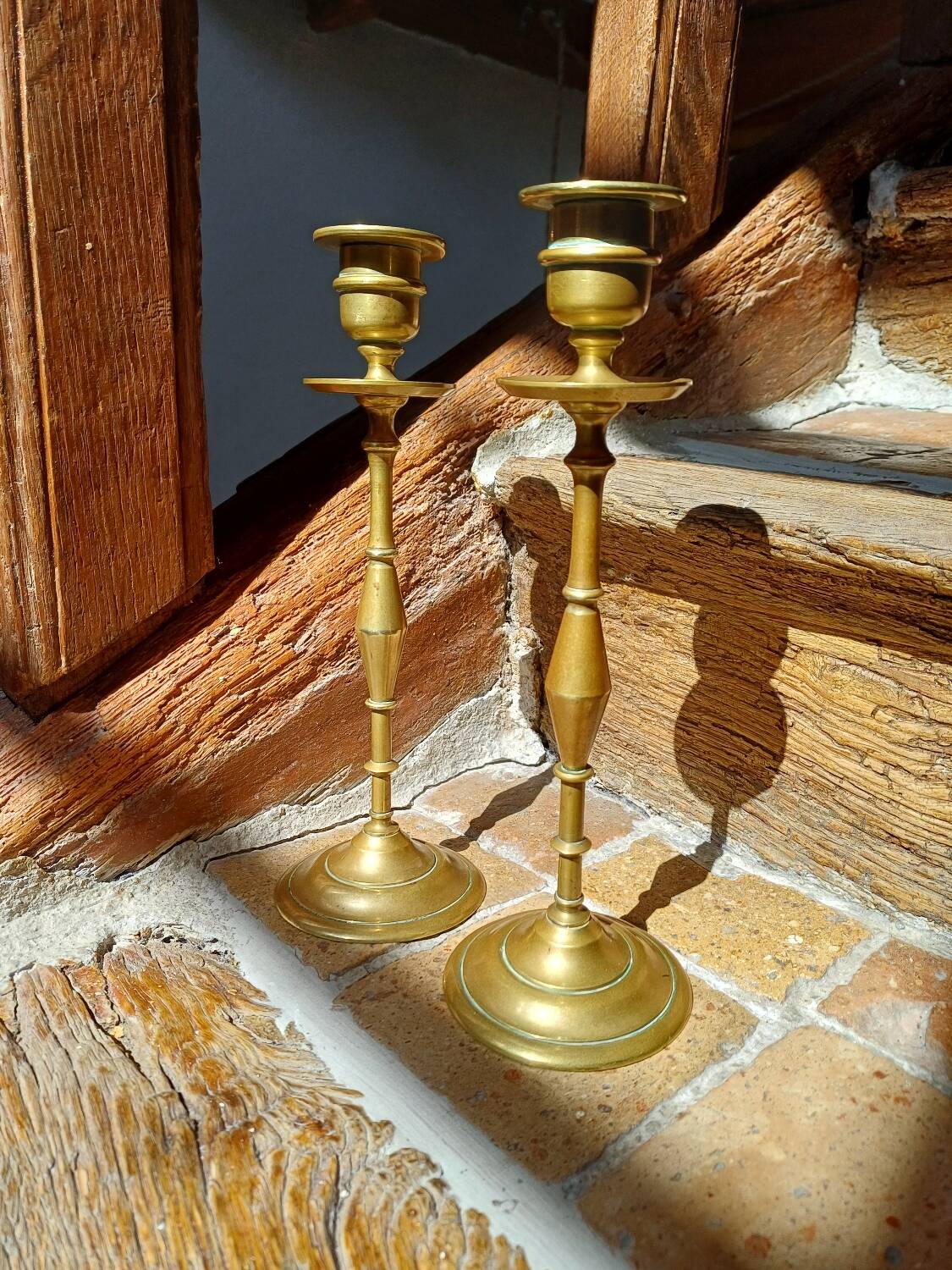 Paire de grands bougeoirs en laiton
