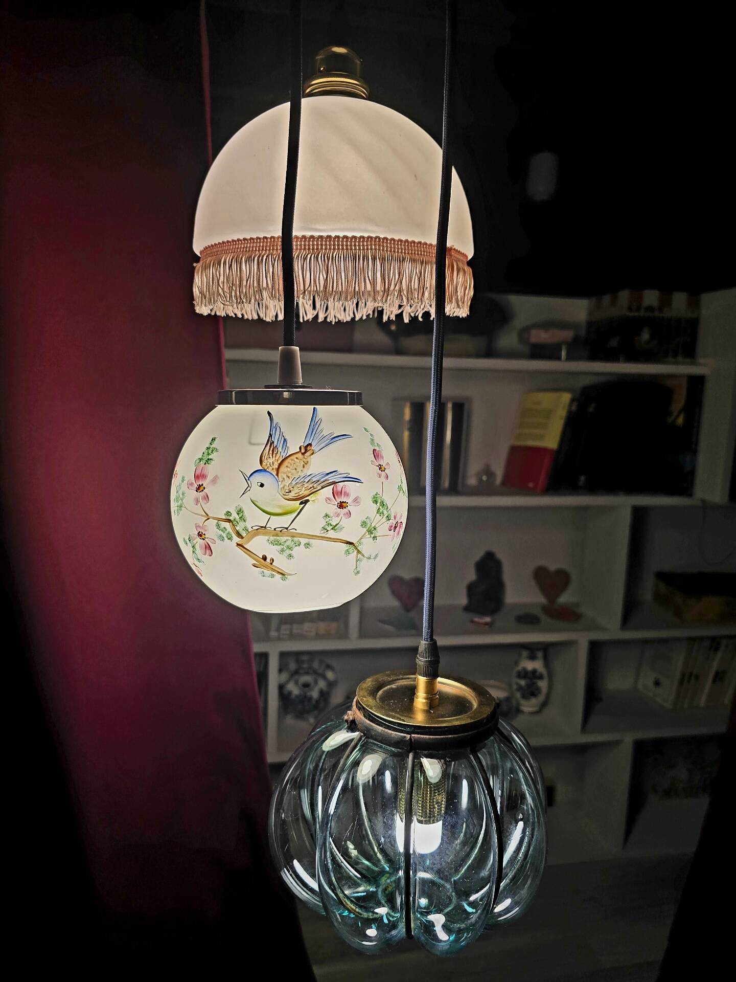 Suspension cascade triple globes anciens verre et opaline