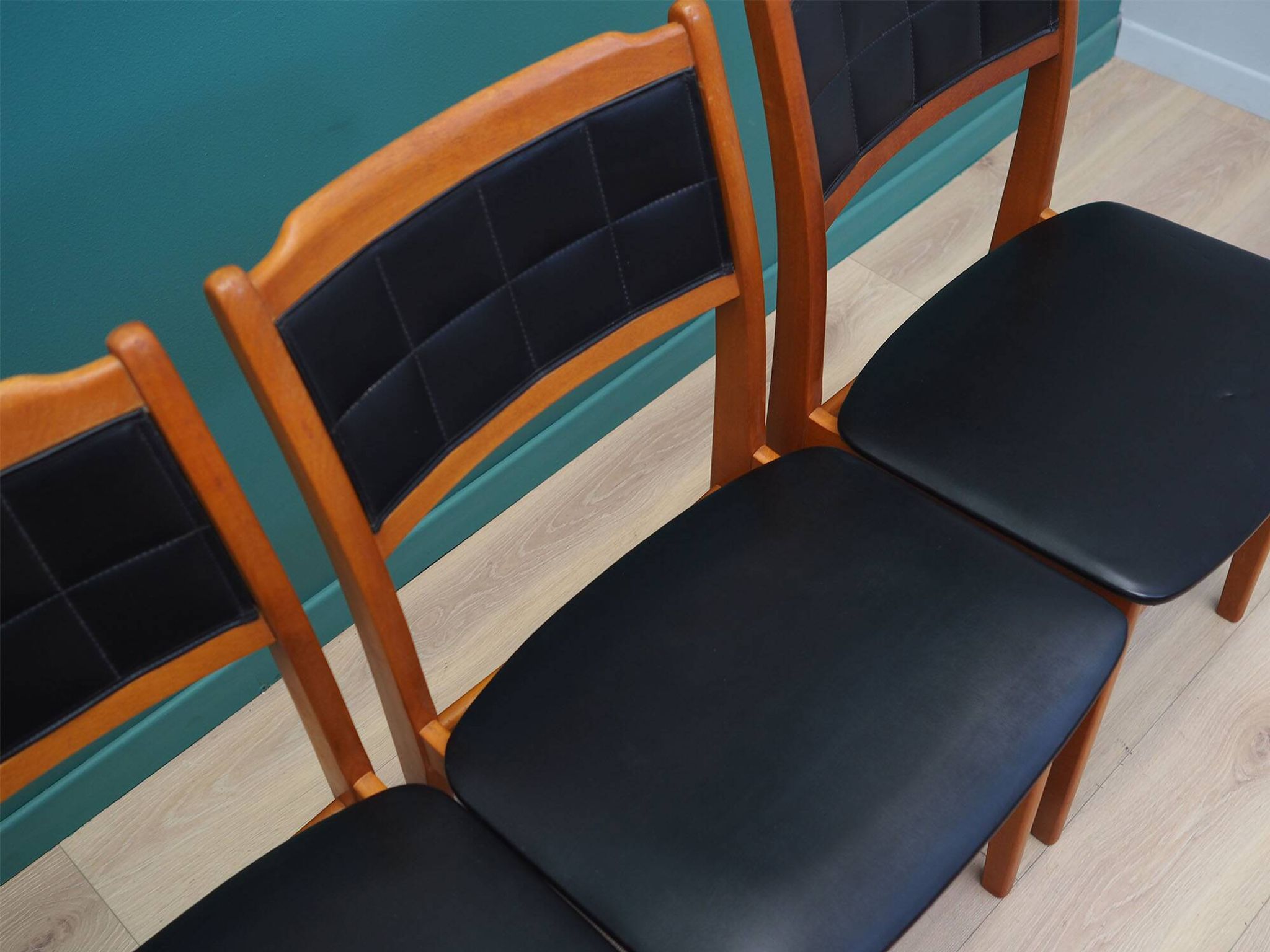 Ensemble de quatre chaises en hêtre, design danois, années 1970, production : Danemark