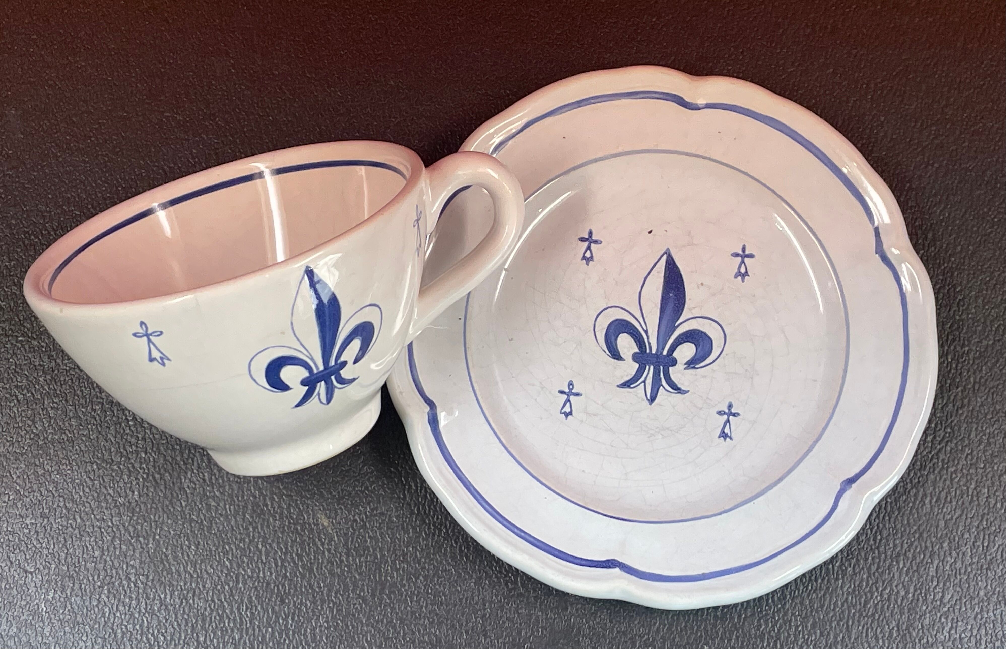 Tasse sur soucoupe, fait main, pornic, fleur de lys et hermine, bretagne