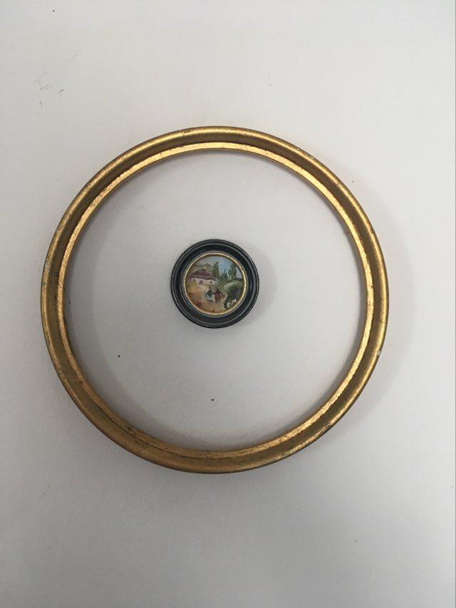 Round frames in gilded wood.