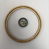 Round frames in gilded wood.