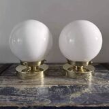 Paire d’appliques globes en opaline blanche