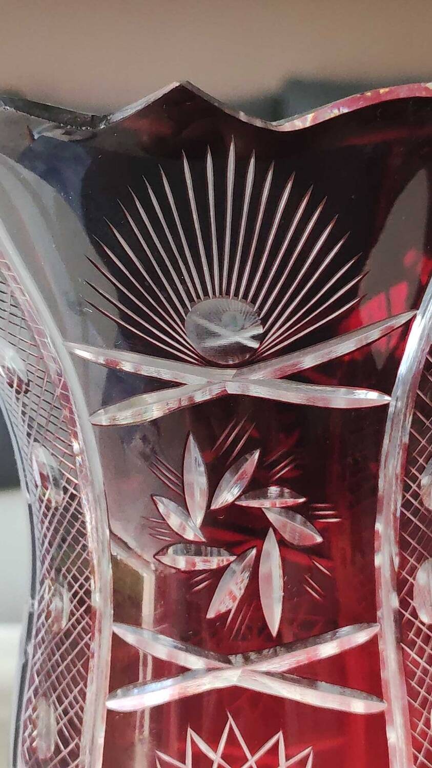 Large vase in hand-cut Bohemian crystal. Deep ruby red. Roemer style. Dim 29 x 14.5 cm
