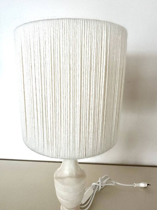 Lampe en albâtre et laine