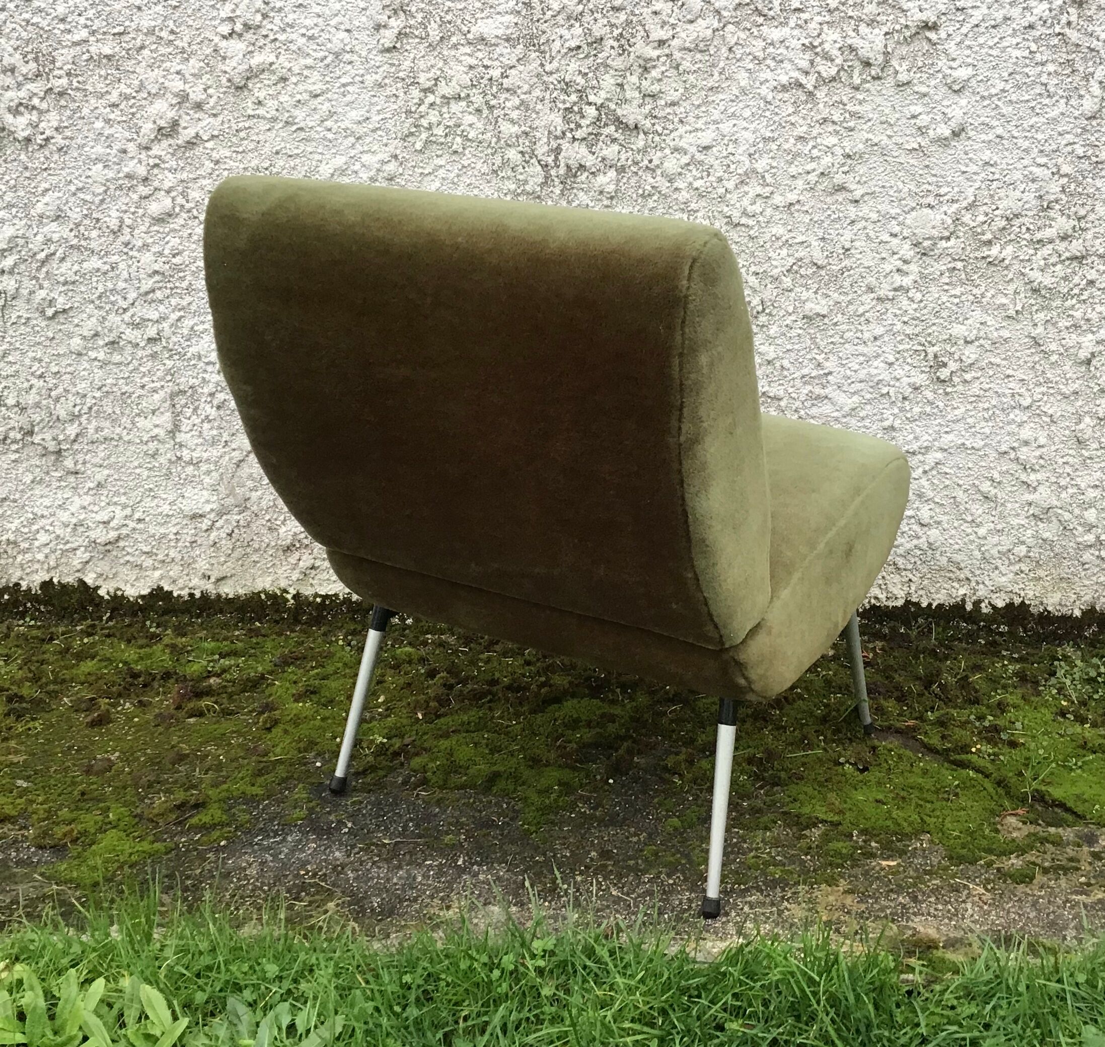 Pelfran low chair kiss model