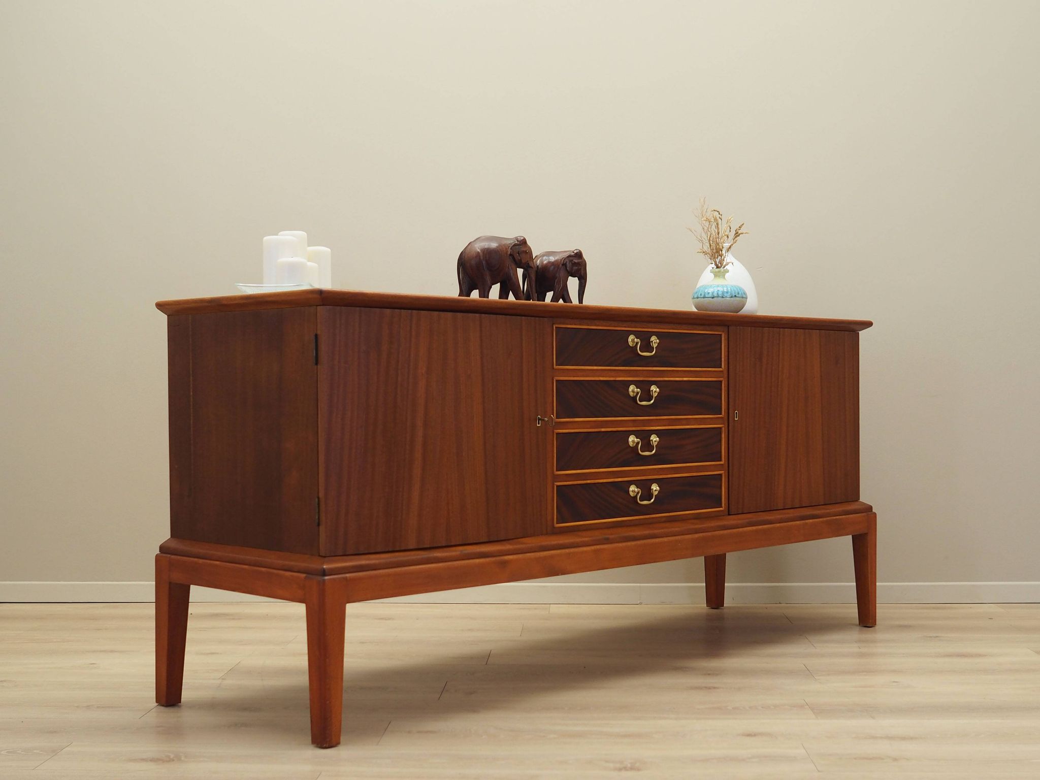 Enfilade en acajou, design danois, années 1970, production : Danemark