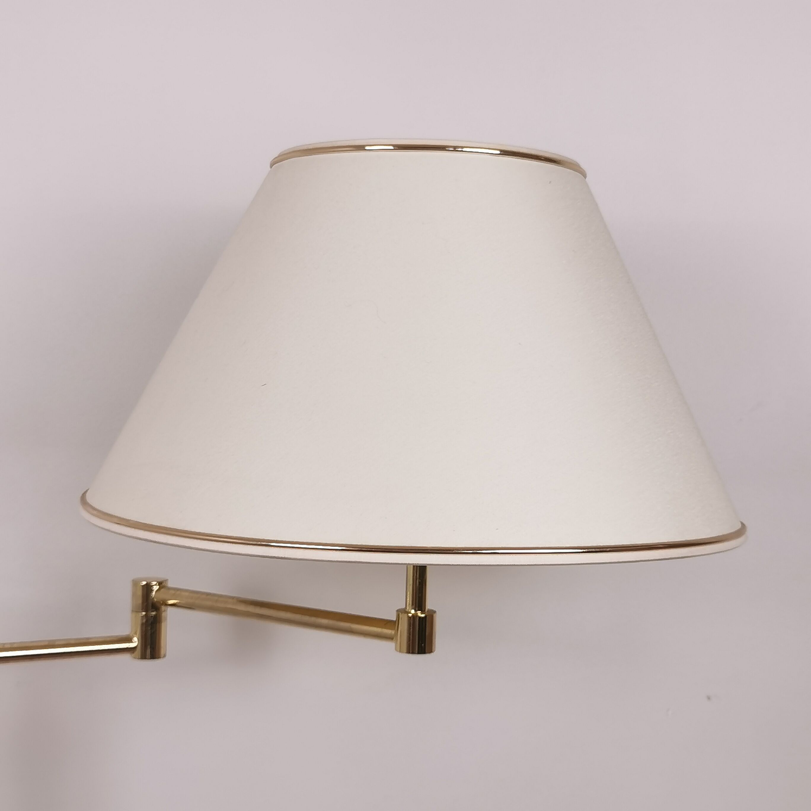 Articulated e-reader floor lamp