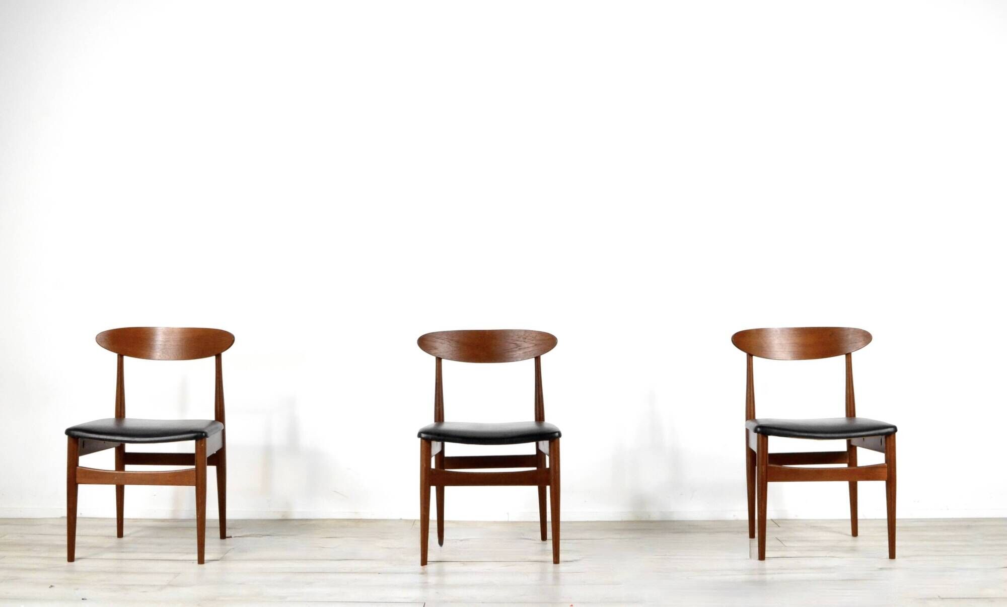 Ensemble de 4 chaises en teck du milieu du siècle. Style vintage moderne/rétro/danois.