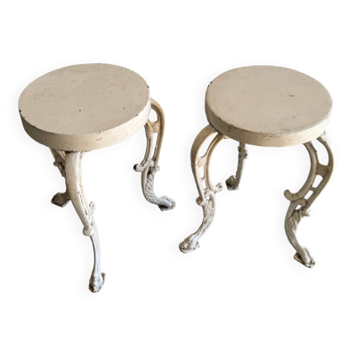 Paire de tables d'appoint en fonte blanc crème avec plateaux en bois — style néoclassique shabby chic