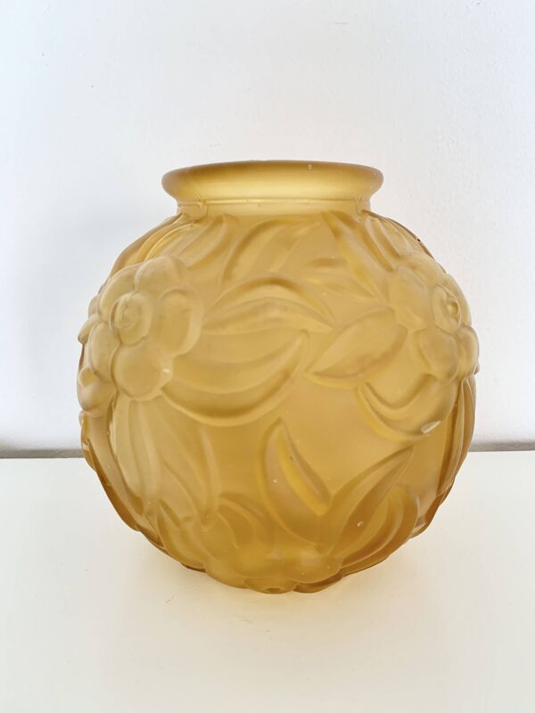 Vase boule en verre pressé moulé Art Déco orange