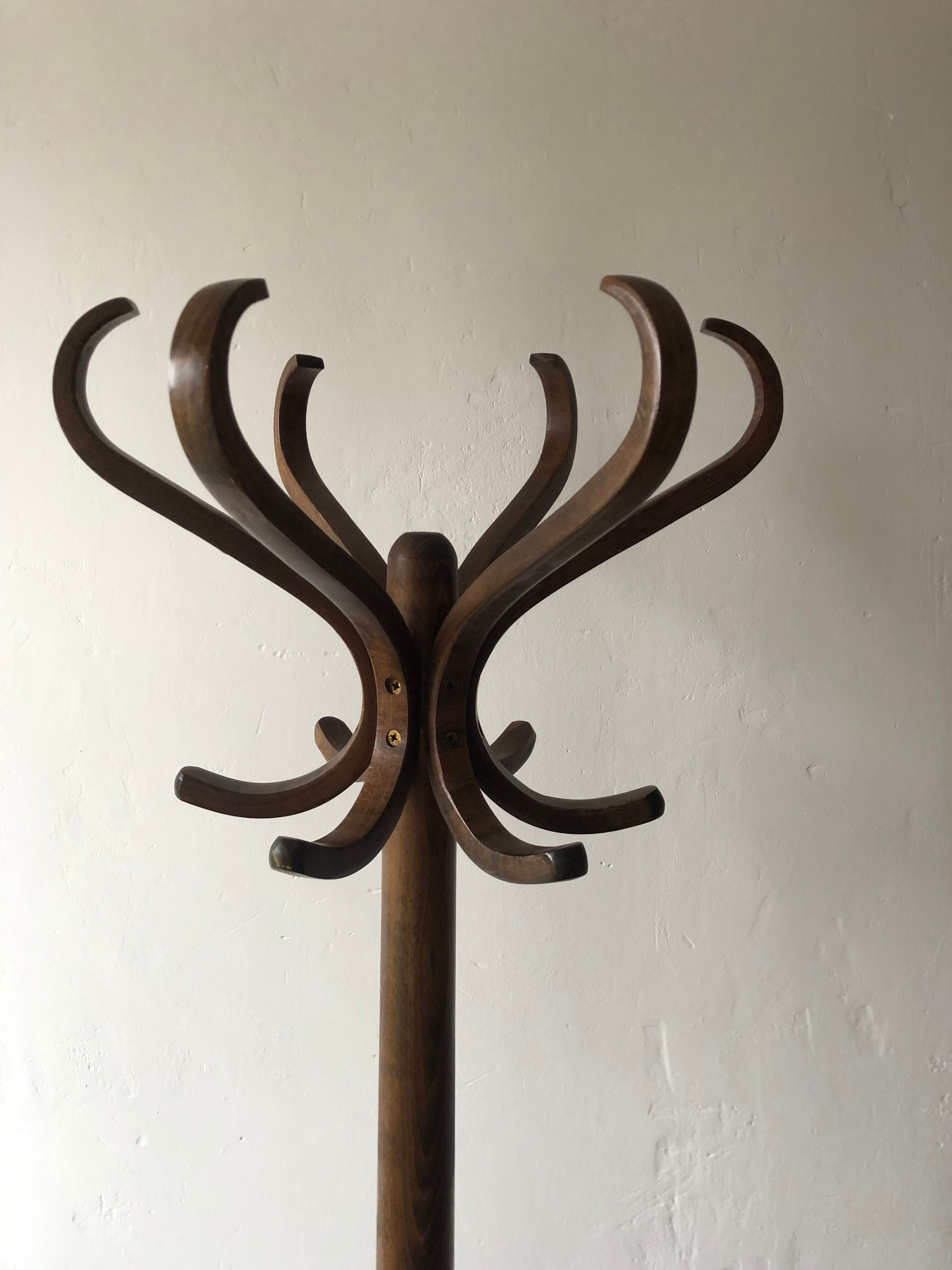 Baumann parrot coat rack